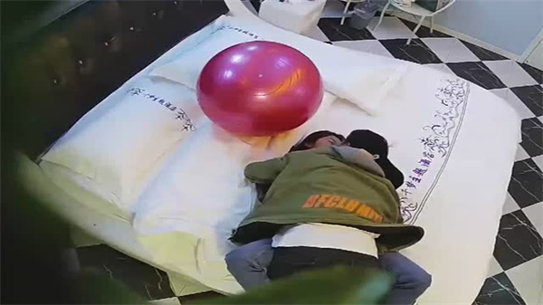 情趣瑜伽球房酒店偷拍，校花女友浪叫开房啪啪，未流出珍藏版